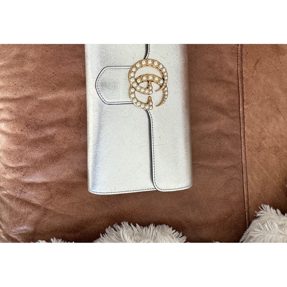Gucci silver evening clutch. Leather with Pearl accent gold hardware - Picture 2 of 11